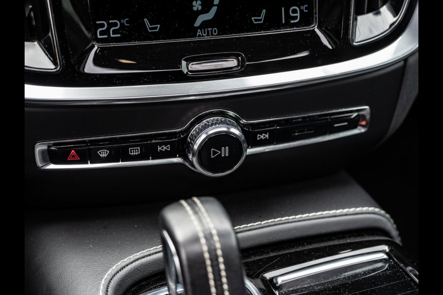 Volvo V60 2.0 T8 Recharge AWD R-Design 455 PK | Pano | 1e Eig. | SOH 96 % |