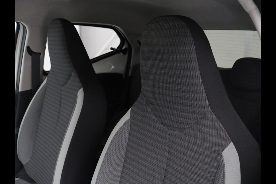 Toyota Aygo 1.0 VVT-i x-joy | Trekhaak | Carplay | DAB | Camera | Automaat | Climate control | Cruise control | LED