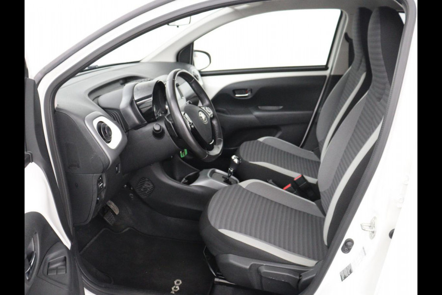 Toyota Aygo 1.0 VVT-i x-joy | Trekhaak | Carplay | DAB | Camera | Automaat | Climate control | Cruise control | LED