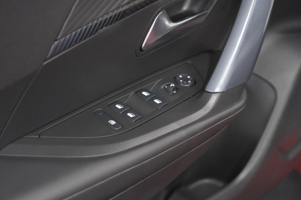 Peugeot 2008 PureTech 130 Allure | Camera | Adaptieve Cruise Control | Navigatie | Parkeersensoren