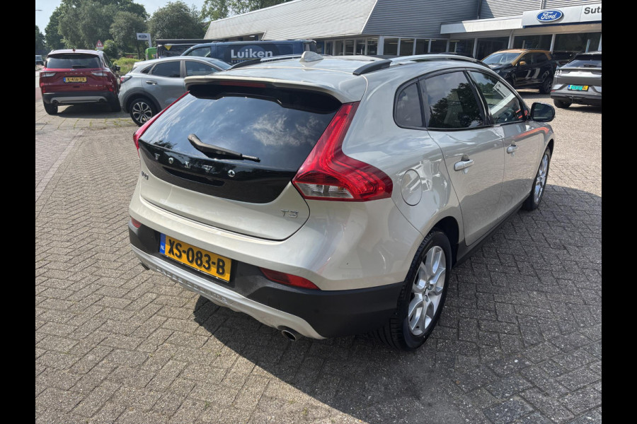 Volvo V40 Cross Country 1.5 T3 Polar+ Luxury | 150pk | Leder interieur | Panoramadak | Navigatie | Stoelverwarming |