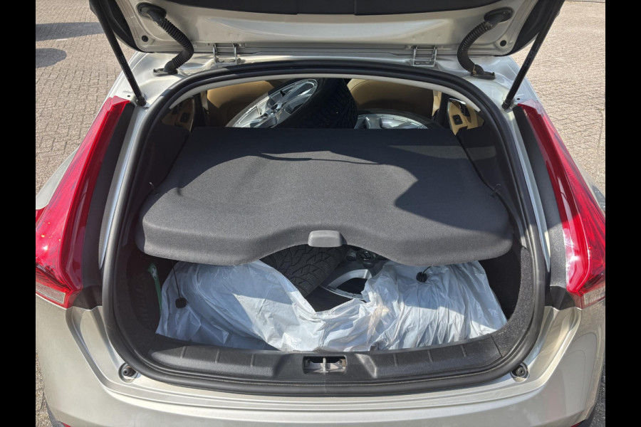Volvo V40 Cross Country 1.5 T3 Polar+ Luxury | 150pk | Leder interieur | Panoramadak | Navigatie | Stoelverwarming |