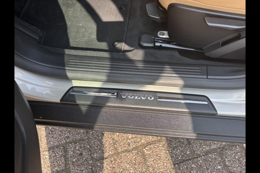 Volvo V40 Cross Country 1.5 T3 Polar+ Luxury | 150pk | Leder interieur | Panoramadak | Navigatie | Stoelverwarming |