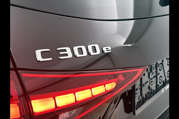 Mercedes-Benz C-Klasse Estate 300 e 140 Years Edition | Comfortpakket Plus | Nightpakket | Parkeerpakket met 360°-camera | Trekhaak | Middenconsole metaalstructuur | GUARD 360° Plus | Panoramaschuifdak | Warmtewerend, donkergetint glas |  19" multispaaks lichtmetalen AMG-velgen |