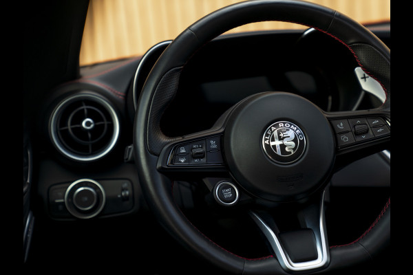 Alfa Romeo Giulia 2.0T GME AWD Competizione 280pk | Pano-dak | Harman/Kardon | ADAS Pack 2