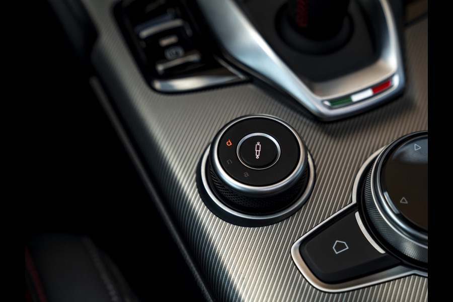 Alfa Romeo Giulia 2.0T GME AWD Competizione 280pk | Pano-dak | Harman/Kardon | ADAS Pack 2