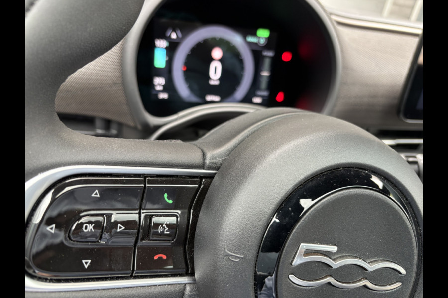Fiat 500 Giorgio Armani Edition 42 kWh Achteruitrijcamera - Airco - Apple carplay - Navigatie - Parkeersensoren - Draadloze telefoonlader - Panoramadak - Stoelverwarming - Licht metalen velgen 17 inch - Led verlichting Bluetooth - dodehoek detector - Elektrische ramen - Extra getint glas achter - Keyless start - lederen bekleding - Stuur multifunctioneel