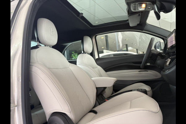 Fiat 500 Giorgio Armani Edition 42 kWh Achteruitrijcamera - Airco - Apple carplay - Navigatie - Parkeersensoren - Draadloze telefoonlader - Panoramadak - Stoelverwarming - Licht metalen velgen 17 inch - Led verlichting Bluetooth - dodehoek detector - Elektrische ramen - Extra getint glas achter - Keyless start - lederen bekleding - Stuur multifunctioneel