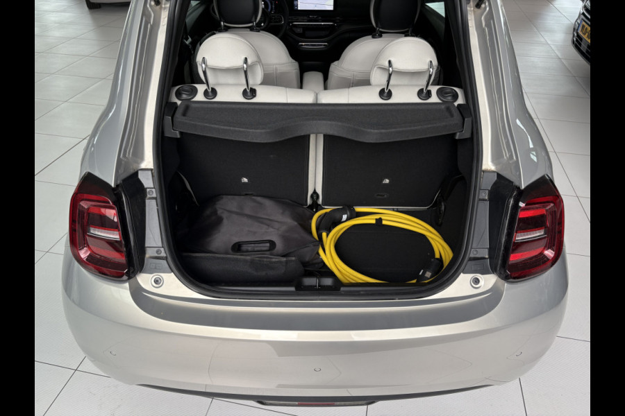 Fiat 500 Giorgio Armani Edition 42 kWh Achteruitrijcamera - Airco - Apple carplay - Navigatie - Parkeersensoren - Draadloze telefoonlader - Panoramadak - Stoelverwarming - Licht metalen velgen 17 inch - Led verlichting Bluetooth - dodehoek detector - Elektrische ramen - Extra getint glas achter - Keyless start - lederen bekleding - Stuur multifunctioneel