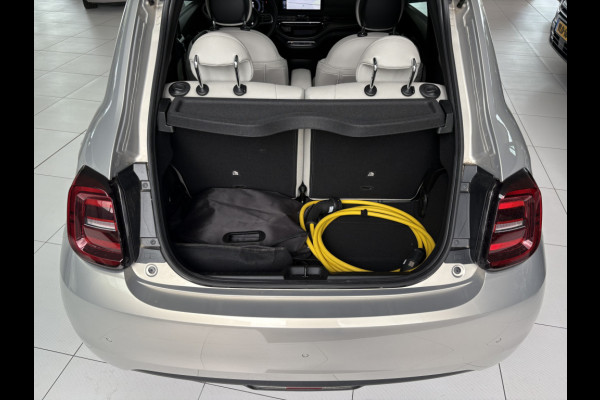 Fiat 500 Giorgio Armani Edition 42 kWh Achteruitrijcamera - Airco - Apple carplay - Navigatie - Parkeersensoren - Draadloze telefoonlader - Panoramadak - Stoelverwarming - Licht metalen velgen 17 inch - Led verlichting Bluetooth - dodehoek detector - Elektrische ramen - Extra getint glas achter - Keyless start - lederen bekleding - Stuur multifunctioneel