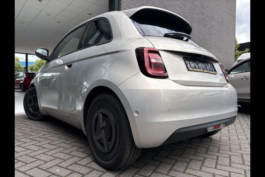 Fiat 500 Giorgio Armani Edition 42 kWh Achteruitrijcamera - Airco - Apple carplay - Navigatie - Parkeersensoren - Draadloze telefoonlader - Panoramadak - Stoelverwarming - Licht metalen velgen 17 inch - Led verlichting Bluetooth - dodehoek detector - Elektrische ramen - Extra getint glas achter - Keyless start - lederen bekleding - Stuur multifunctioneel