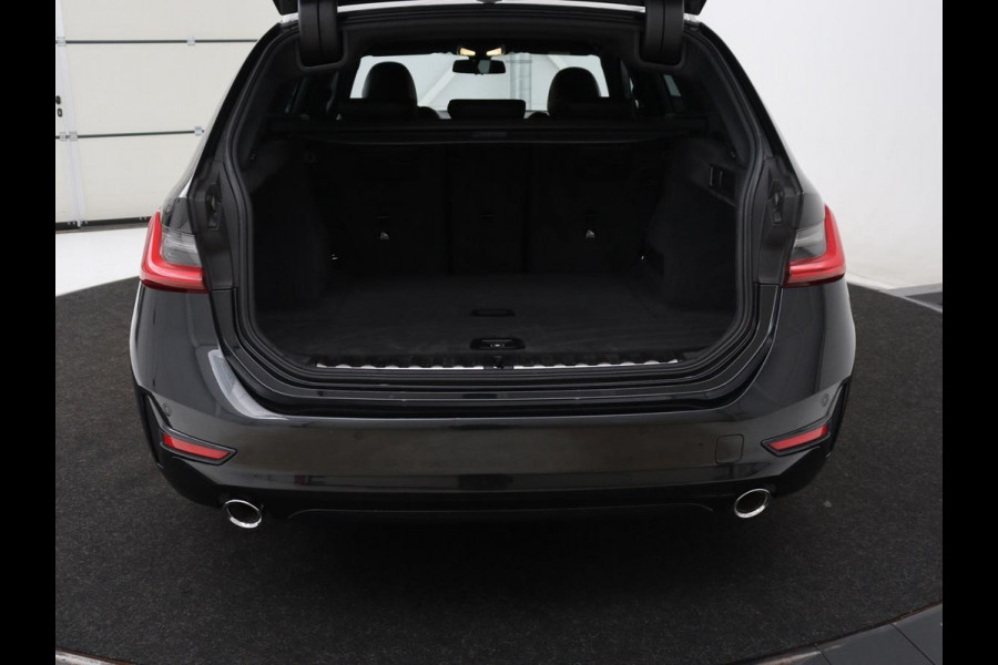 BMW 3-serie 320i Executive Edition | Sport Line | Leder | Carplay | Sportstoelen | Sfeerverlichting | Full LED | 18'' velgen | Live Cockpit | Parkeerhulp | Navigatie | Cruise control | Bluetooth | Climate control | Keyless start | Elektrische kofferklep