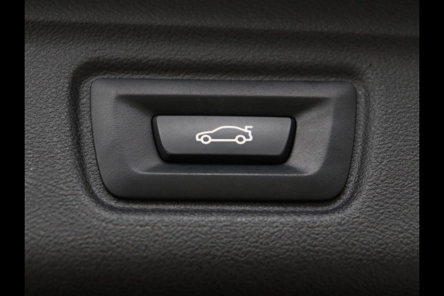 BMW 3-serie 320i Executive Edition | Sport Line | Leder | Carplay | Sportstoelen | Sfeerverlichting | Full LED | 18'' velgen | Live Cockpit | Parkeerhulp | Navigatie | Cruise control | Bluetooth | Climate control | Keyless start | Elektrische kofferklep