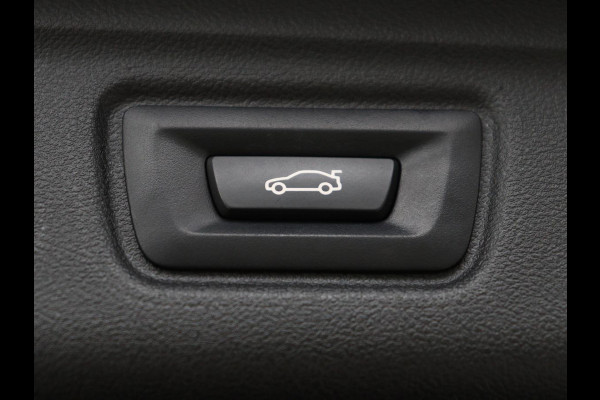 BMW 3-serie 320i Executive Edition | Sport Line | Leder | Carplay | Sportstoelen | Sfeerverlichting | Full LED | 18'' velgen | Live Cockpit | Parkeerhulp | Navigatie | Cruise control | Bluetooth | Climate control | Keyless start | Elektrische kofferklep
