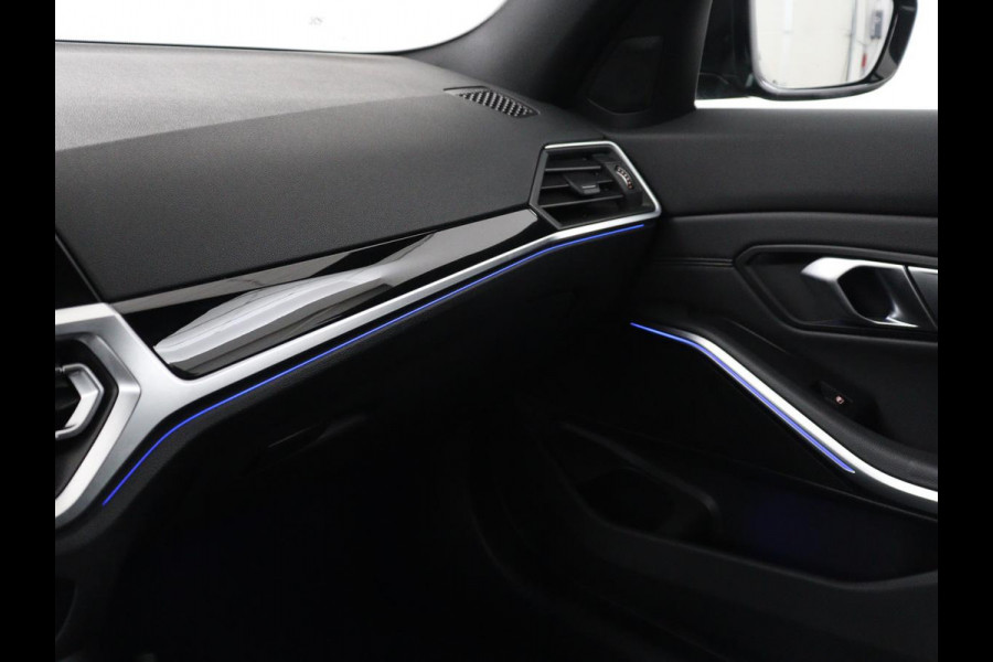 BMW 3-serie 320i Executive Edition | Sport Line | Leder | Carplay | Sportstoelen | Sfeerverlichting | Full LED | 18'' velgen | Live Cockpit | Parkeerhulp | Navigatie | Cruise control | Bluetooth | Climate control | Keyless start | Elektrische kofferklep