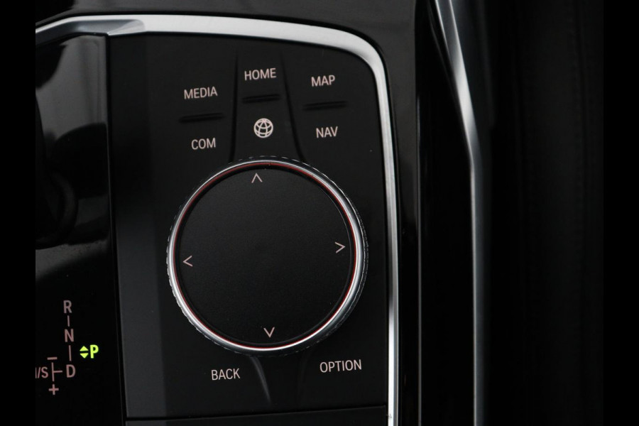 BMW 3-serie 320i Executive Edition | Sport Line | Leder | Carplay | Sportstoelen | Sfeerverlichting | Full LED | 18'' velgen | Live Cockpit | Parkeerhulp | Navigatie | Cruise control | Bluetooth | Climate control | Keyless start | Elektrische kofferklep