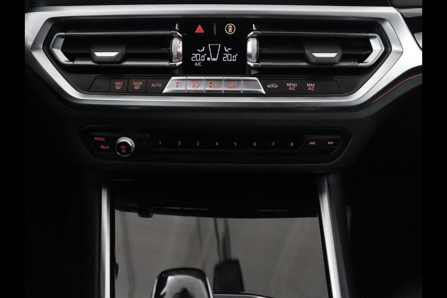 BMW 3-serie 320i Executive Edition | Sport Line | Leder | Carplay | Sportstoelen | Sfeerverlichting | Full LED | 18'' velgen | Live Cockpit | Parkeerhulp | Navigatie | Cruise control | Bluetooth | Climate control | Keyless start | Elektrische kofferklep
