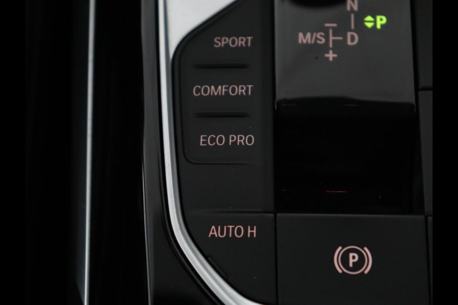 BMW 3-serie 320i Executive Edition | Sport Line | Leder | Carplay | Sportstoelen | Sfeerverlichting | Full LED | 18'' velgen | Live Cockpit | Parkeerhulp | Navigatie | Cruise control | Bluetooth | Climate control | Keyless start | Elektrische kofferklep