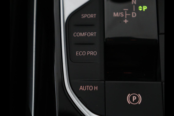 BMW 3-serie 320i Executive Edition | Sport Line | Leder | Carplay | Sportstoelen | Sfeerverlichting | Full LED | 18'' velgen | Live Cockpit | Parkeerhulp | Navigatie | Cruise control | Bluetooth | Climate control | Keyless start | Elektrische kofferklep
