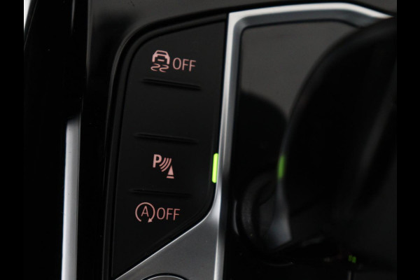 BMW 3-serie 320i Executive Edition | Sport Line | Leder | Carplay | Sportstoelen | Sfeerverlichting | Full LED | 18'' velgen | Live Cockpit | Parkeerhulp | Navigatie | Cruise control | Bluetooth | Climate control | Keyless start | Elektrische kofferklep