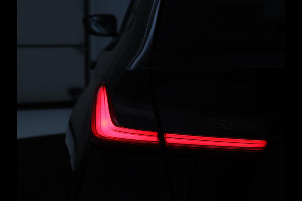 BMW 3-serie 320i Executive Edition | Sport Line | Leder | Carplay | Sportstoelen | Sfeerverlichting | Full LED | 18'' velgen | Live Cockpit | Parkeerhulp | Navigatie | Cruise control | Bluetooth | Climate control | Keyless start | Elektrische kofferklep