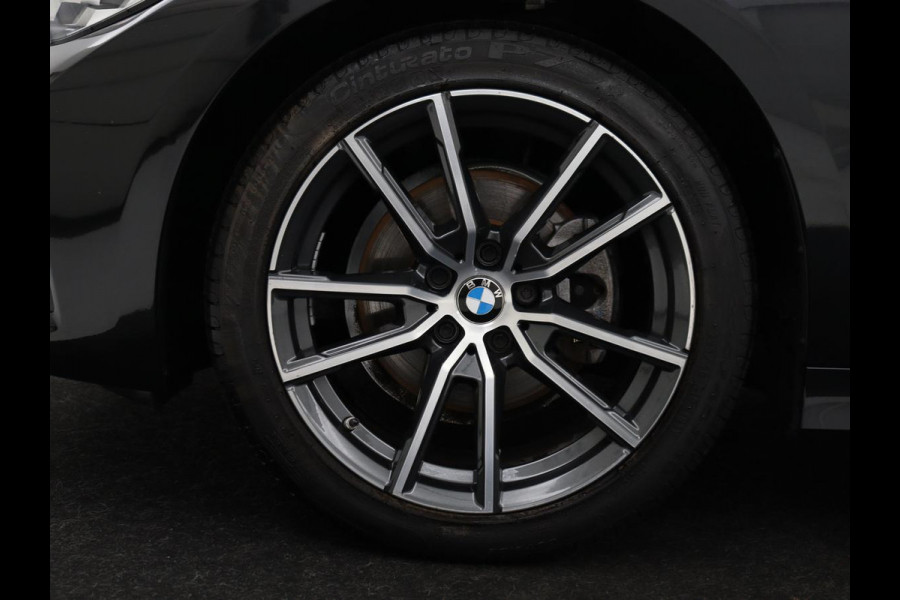 BMW 3-serie 320i Executive Edition | Sport Line | Leder | Carplay | Sportstoelen | Sfeerverlichting | Full LED | 18'' velgen | Live Cockpit | Parkeerhulp | Navigatie | Cruise control | Bluetooth | Climate control | Keyless start | Elektrische kofferklep