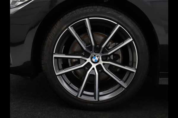 BMW 3-serie 320i Executive Edition | Sport Line | Leder | Carplay | Sportstoelen | Sfeerverlichting | Full LED | 18'' velgen | Live Cockpit | Parkeerhulp | Navigatie | Cruise control | Bluetooth | Climate control | Keyless start | Elektrische kofferklep