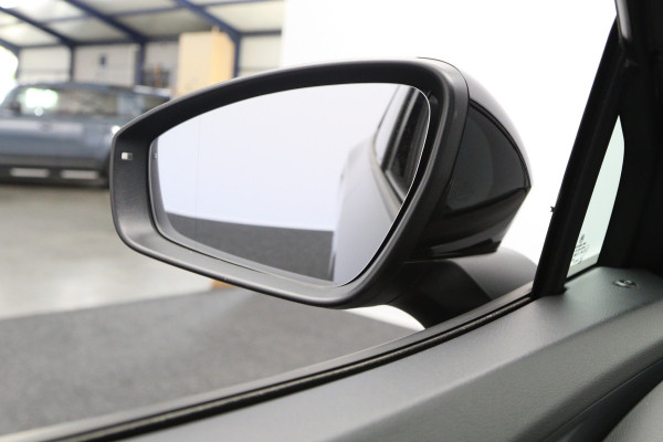 Volkswagen ID.4 First 77 kWh 204 PK, SOH 90 %, Trekhaak, LED, Leder-Alcantara, Carplay, 360 Camera