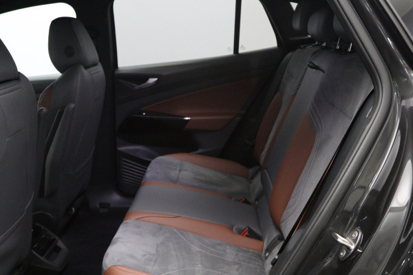 Volkswagen ID.4 First 77 kWh 204 PK, SOH 90 %, Trekhaak, LED, Leder-Alcantara, Carplay, 360 Camera
