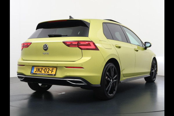 Volkswagen Golf 1.4 eHybrid GTE PHEV 245PK | 32.000 KM! | PANO | HEAD-UP DISPLAY | KEYLESS | IQ LED MATRIX | WINTERPAKKET | CAMERA | ADAPTIEVE CRUISE CONTROL | DODEHOEKDETECTIE | ALL SEASONS | FULL OPTIONS | RIJKLAAR + 12 MND BOVAG GARANTIE