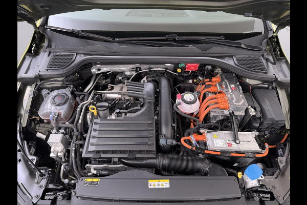 Volkswagen Golf 1.4 eHybrid GTE PHEV 245PK | 32.000 KM! | PANO | HEAD-UP DISPLAY | KEYLESS | IQ LED MATRIX | WINTERPAKKET | CAMERA | ADAPTIEVE CRUISE CONTROL | DODEHOEKDETECTIE | ALL SEASONS | FULL OPTIONS | RIJKLAAR + 12 MND BOVAG GARANTIE