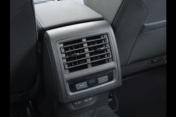 Volkswagen Golf 1.4 eHybrid GTE PHEV 245PK | 32.000 KM! | PANO | HEAD-UP DISPLAY | KEYLESS | IQ LED MATRIX | WINTERPAKKET | CAMERA | ADAPTIEVE CRUISE CONTROL | DODEHOEKDETECTIE | ALL SEASONS | FULL OPTIONS | RIJKLAAR + 12 MND BOVAG GARANTIE