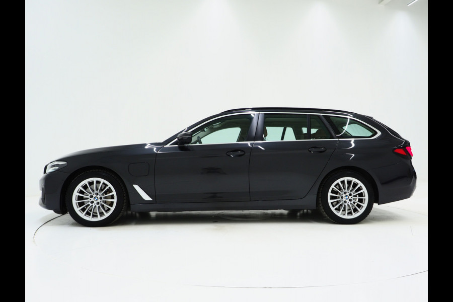 BMW 5 Serie Touring 530e | LED Grille | Leder | Camera | Dodehoek | Sfeerlicht | Cruise | Carplay
