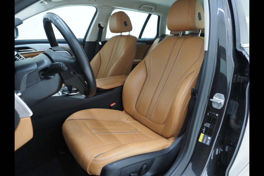 BMW 5 Serie Touring 530e | LED Grille | Leder | Camera | Dodehoek | Sfeerlicht | Cruise | Carplay