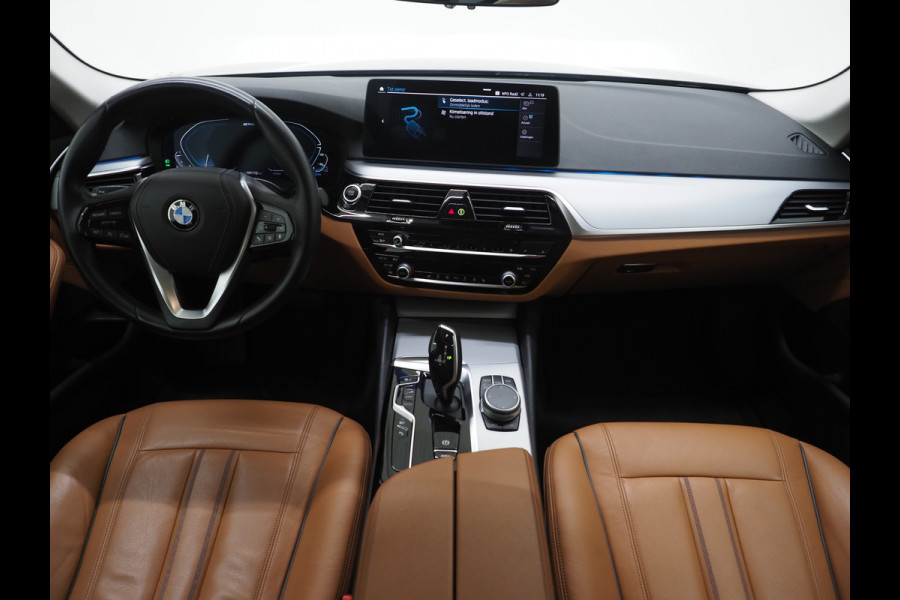 BMW 5 Serie Touring 530e | LED Grille | Leder | Camera | Dodehoek | Sfeerlicht | Cruise | Carplay