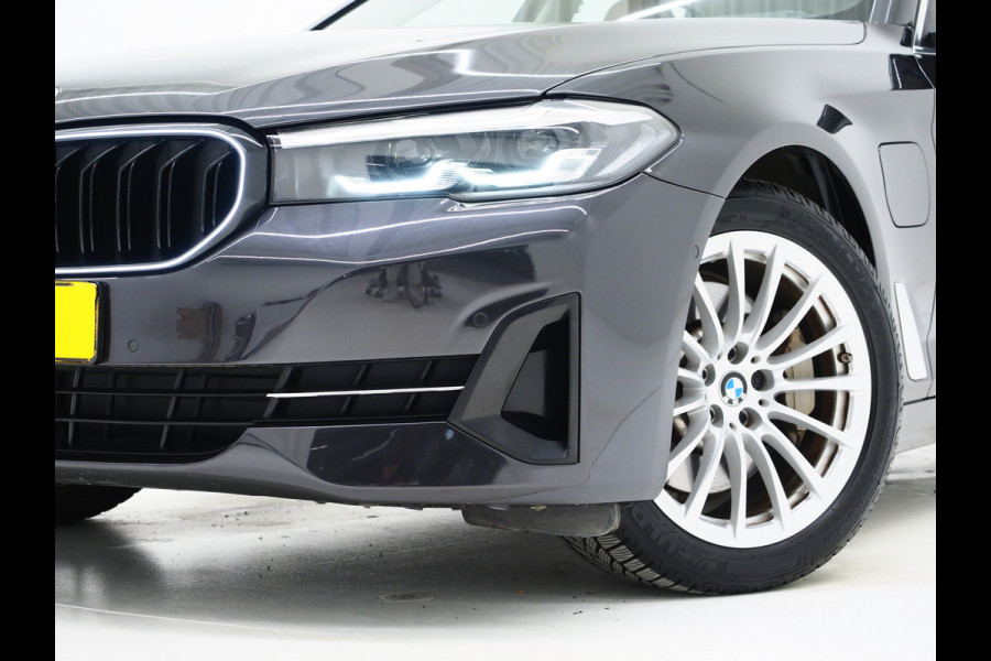 BMW 5 Serie Touring 530e | LED Grille | Leder | Camera | Dodehoek | Sfeerlicht | Cruise | Carplay