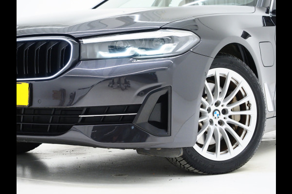 BMW 5 Serie Touring 530e | LED Grille | Leder | Camera | Dodehoek | Sfeerlicht | Cruise | Carplay