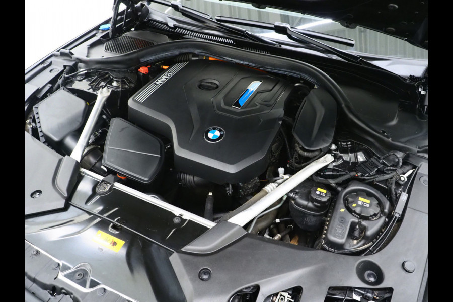 BMW 5 Serie Touring 530e | LED Grille | Leder | Camera | Dodehoek | Sfeerlicht | Cruise | Carplay