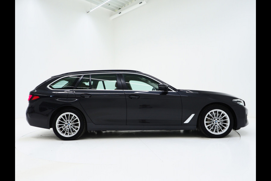 BMW 5 Serie Touring 530e | LED Grille | Leder | Camera | Dodehoek | Sfeerlicht | Cruise | Carplay
