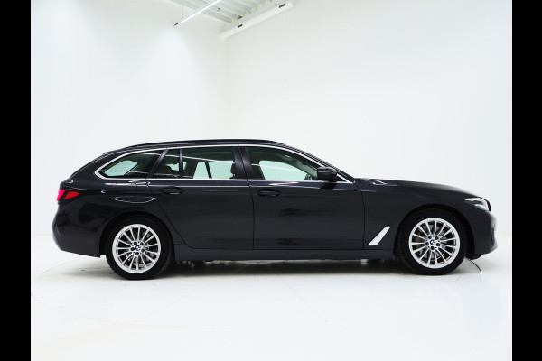 BMW 5 Serie Touring 530e | LED Grille | Leder | Camera | Dodehoek | Sfeerlicht | Cruise | Carplay