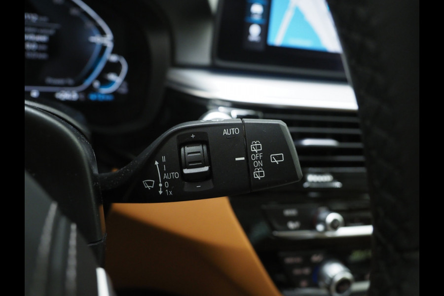 BMW 5 Serie Touring 530e | LED Grille | Leder | Camera | Dodehoek | Sfeerlicht | Cruise | Carplay