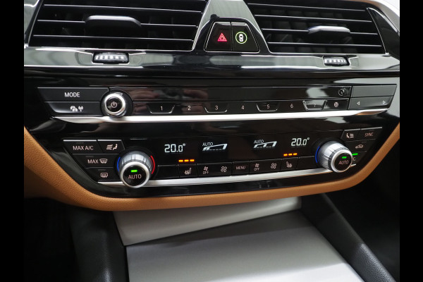 BMW 5 Serie Touring 530e | LED Grille | Leder | Camera | Dodehoek | Sfeerlicht | Cruise | Carplay