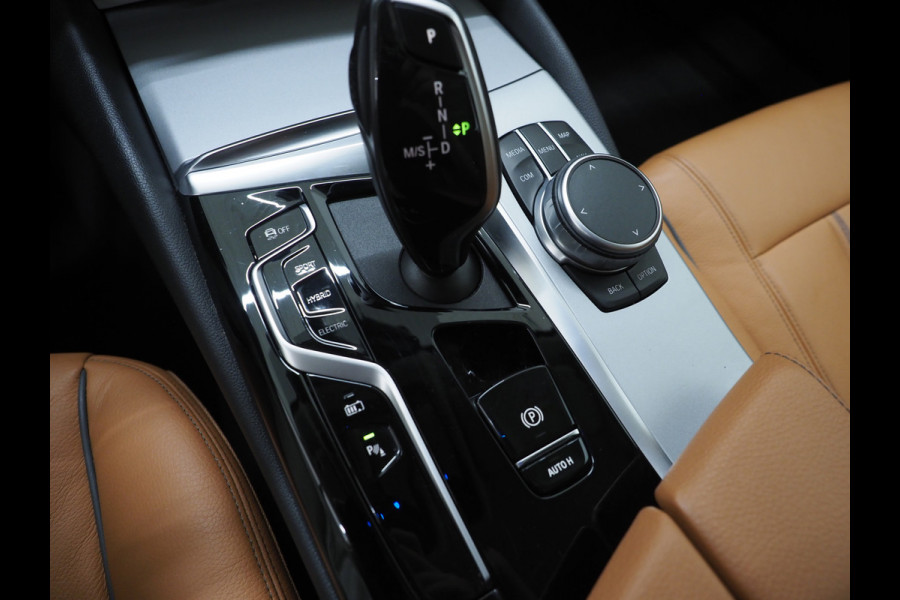 BMW 5 Serie Touring 530e | LED Grille | Leder | Camera | Dodehoek | Sfeerlicht | Cruise | Carplay