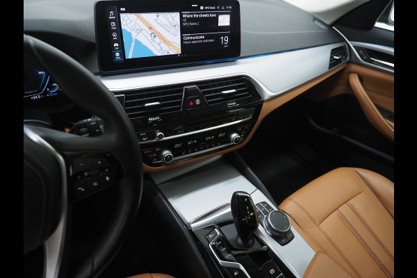BMW 5 Serie Touring 530e | LED Grille | Leder | Camera | Dodehoek | Sfeerlicht | Cruise | Carplay