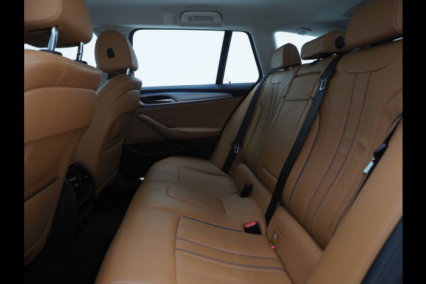 BMW 5 Serie Touring 530e | LED Grille | Leder | Camera | Dodehoek | Sfeerlicht | Cruise | Carplay