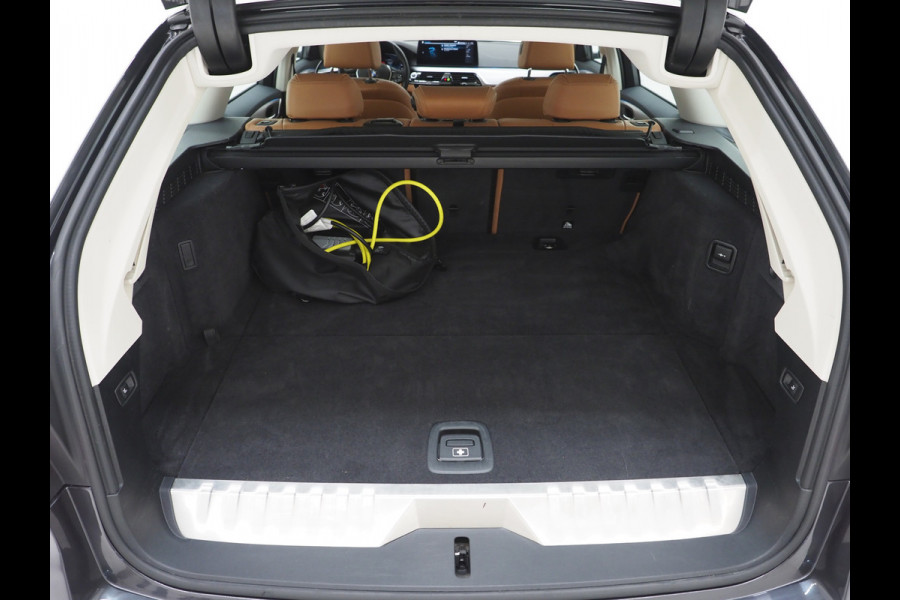 BMW 5 Serie Touring 530e | LED Grille | Leder | Camera | Dodehoek | Sfeerlicht | Cruise | Carplay
