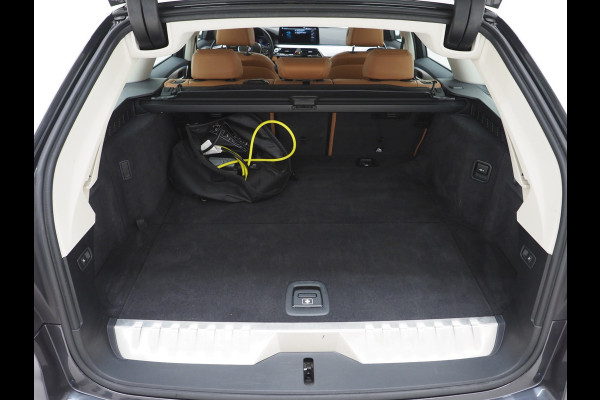BMW 5 Serie Touring 530e | LED Grille | Leder | Camera | Dodehoek | Sfeerlicht | Cruise | Carplay