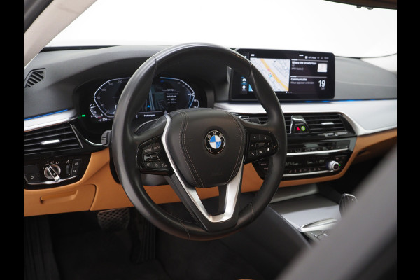 BMW 5 Serie Touring 530e | LED Grille | Leder | Camera | Dodehoek | Sfeerlicht | Cruise | Carplay