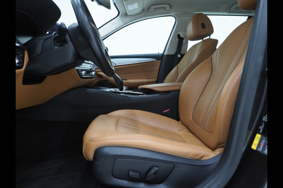 BMW 5 Serie Touring 530e | LED Grille | Leder | Camera | Dodehoek | Sfeerlicht | Cruise | Carplay