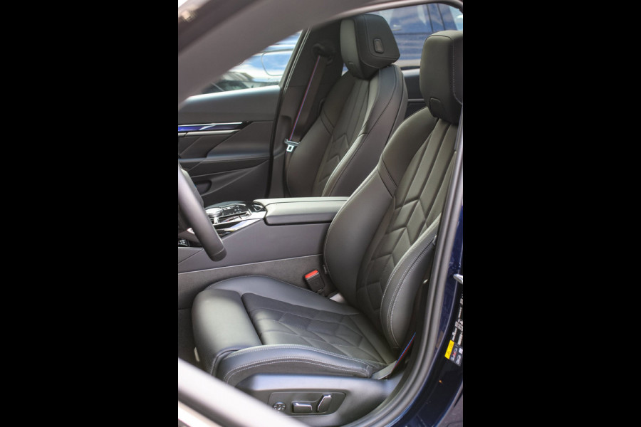 BMW 5 Serie Touring 550e xDrive *Pano*B&W*4-Wiel besturing*Trekhaak*Stoelventilatie*